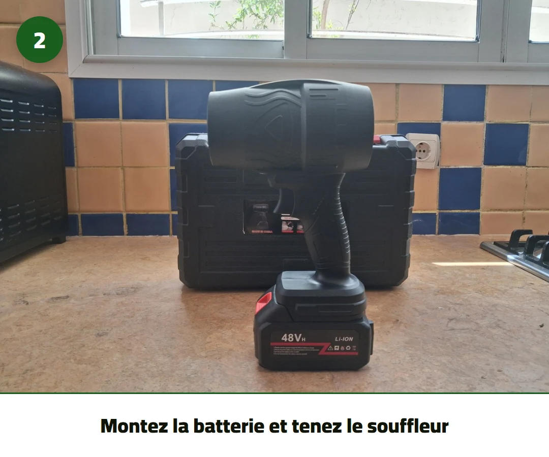 Montez la batterie et tenez le souffleur