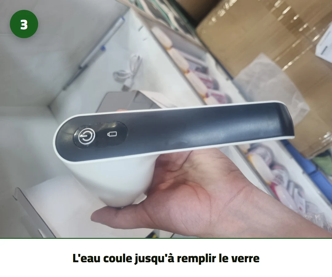 L'eau coule jusqu'à remplir le verre